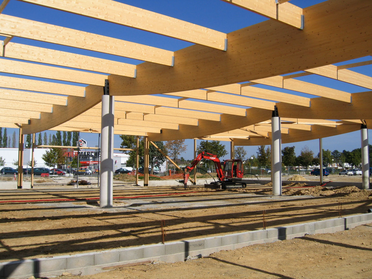 <p>L’architecture industrielle ne se limite plus à l’utilitaire. Aujourd’hui, les bâtiments industriels doivent conjuguer performance technique, évolutivité, durabilité et intégration paysagère. Qu’il s’agisse d’usines, d’ateliers, de plateformes logistiques ou d’unités de production, chaque programme impose des exigences spécifiques que CDA-Architecture prend en compte dès les premières phases d’étude.</p>