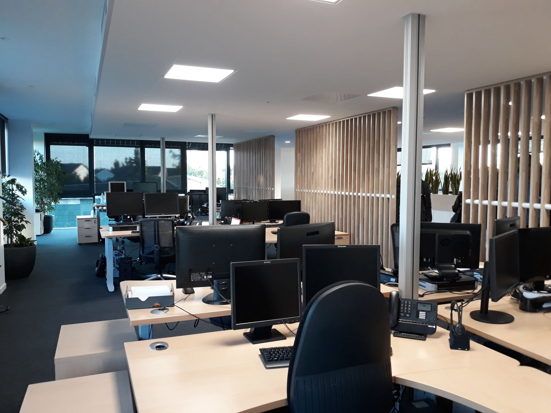 <p>Les bâtiments du secteur tertiaire regroupent les bureaux, sièges sociaux, centres de formation ou services aux entreprises. Ils doivent refléter l’identité de l’organisation, offrir un confort optimal et s’adapter à de nouvelles manières de travailler (flex office, télétravail, espaces collaboratifs). CDA-Architecture conçoit ces espaces comme des outils de performance.</p>