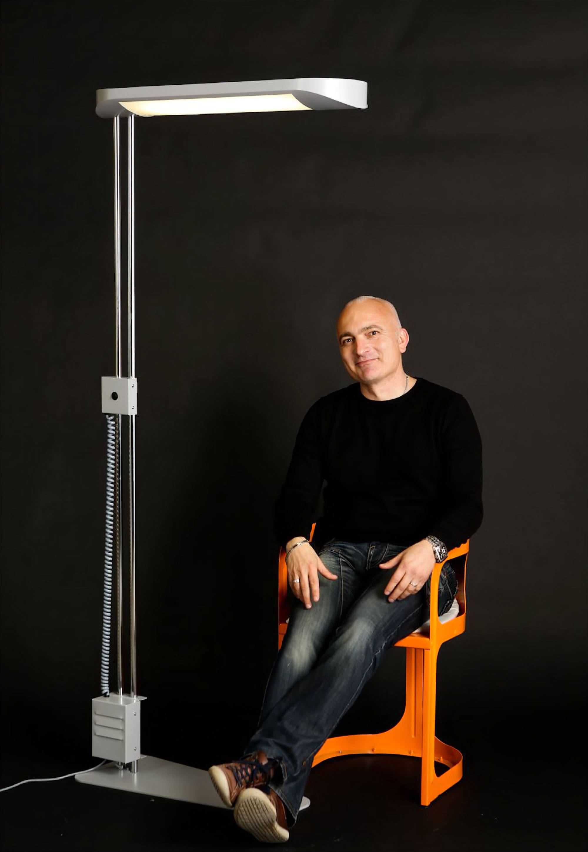 Guillaume Cornier Delabrouille - en potrait entouré de mobiliers designés au milieu des années 2010